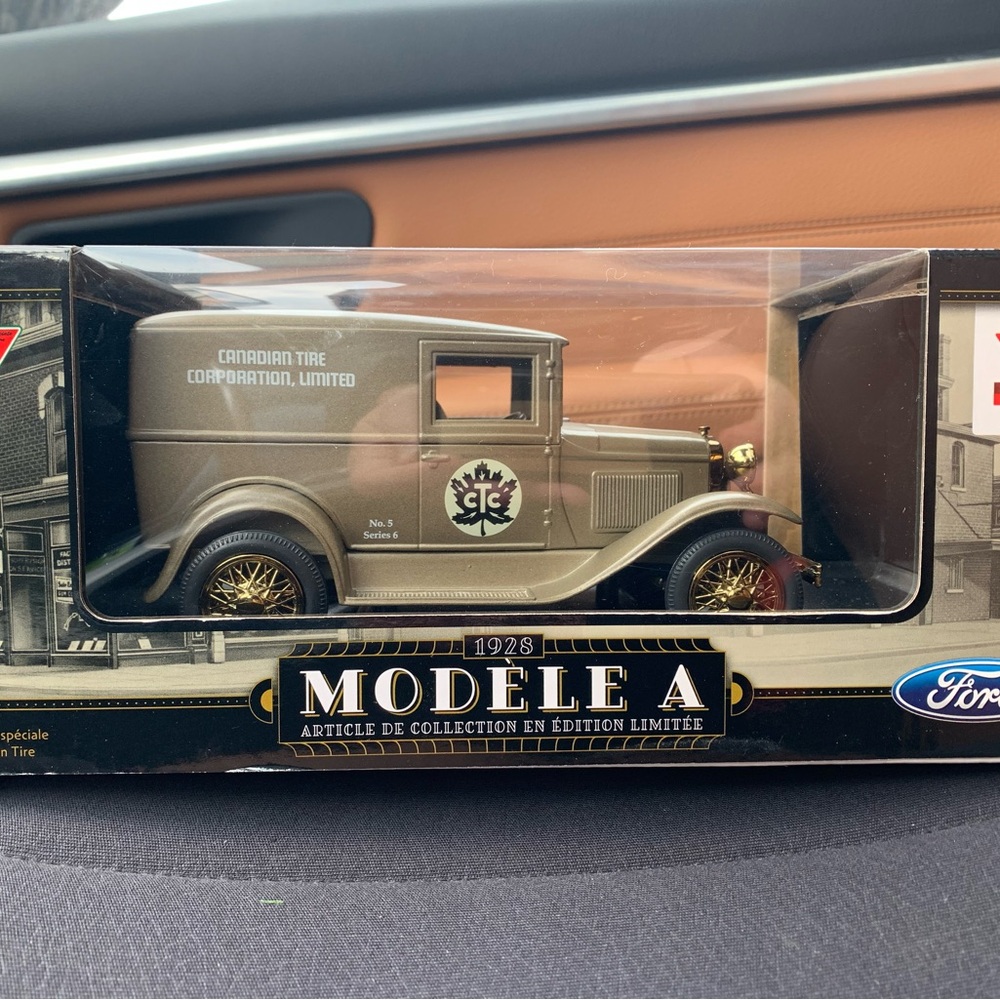 Ford Gray and Gold Accent Decor Model - Canadian Tire